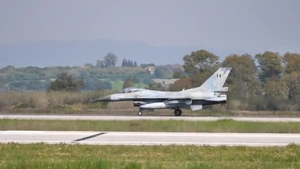 Avion de chasse de l'ère de la guerre froide en gris métallique ralentir la vitesse après l'atterrissage — Video