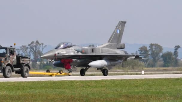 Traktor schleppt Überschalljet-Kampfflugzeug auf NATO-Luftwaffenstützpunkt — Stockvideo