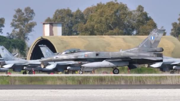 Profil šedého bojového tryskového letounu NATO pojíždějícího s vnějšími palivovými nádržemi — Stock video