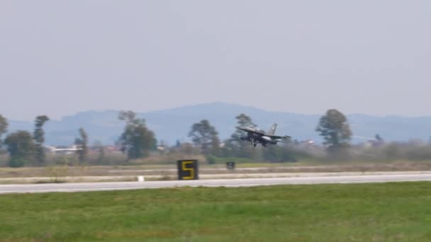 Lockheed Martin F-16 C Fighting Falcon lub Viper of Hellenic Air Force startuje — Wideo stockowe