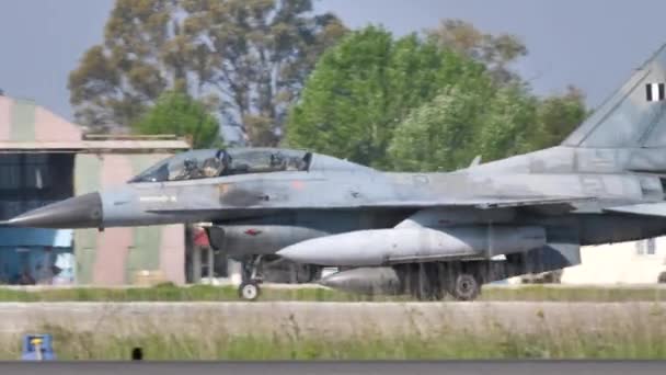 Lockheed Martin F-16 D двухместная тренировочная версия Fighting Falcon или Viper — стоковое видео