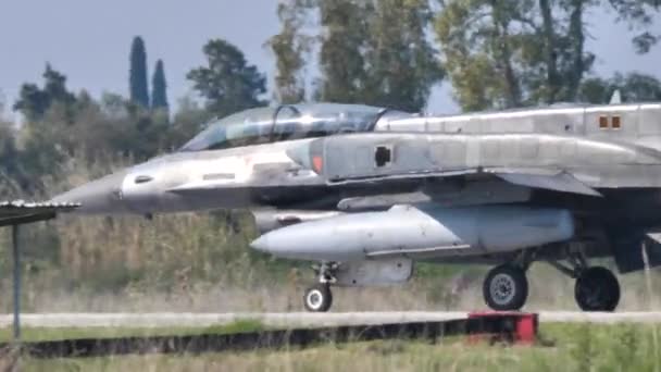 Avión de combate militar gris OTAN de dos asientos para pilotos que entrenan taxis en base aérea — Vídeos de Stock