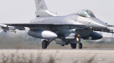 Lockheed Martin F-16 C Falcon veya Birleşik Devletler Hava Kuvvetleri 'nden Viper ile Savaşıyor