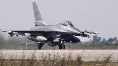 Lockheed Martin F-16 C Falcon veya Birleşik Devletler Hava Kuvvetleri 'nden Viper ile Savaşıyor