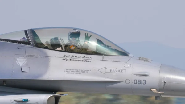 Militärpilot mit Helm im Cockpit eines grauen NATO-Kampfjets — Stockfoto