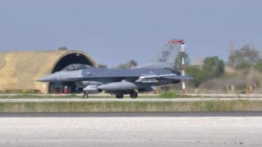 Lockheed Martin F-16 ABD Hava Kuvvetleri 'nden Falcon' la savaşıyor.