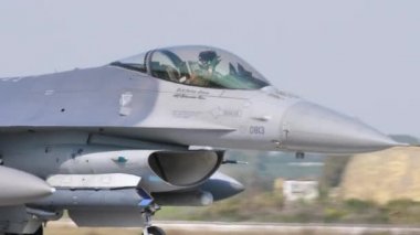 Bir Amerikan Jet 'inin kokpitinde askeri bir pilotun yakın görüntüsü.