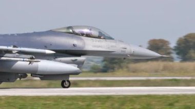 Süpersonik askeri bir jet uçağının kokpitinde miğferi olan savaş pilotu.