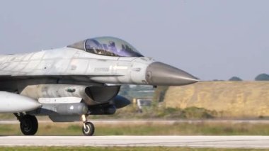 Jet uçağının kokpitinde askeri savaş pilotu savaş görevine hazır. 