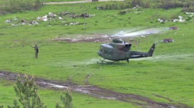 Sloven Hava Kuvvetleri 'nden Helikopter Agusta Bell 412, ağır çekimde havalanacak.