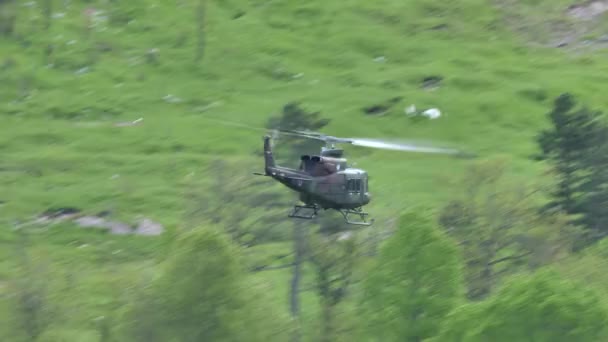 Vrtulník Agusta Bell AB-412 Griffon slovinského letectva letící nad lesem. Sledovat snímek — Stock video
