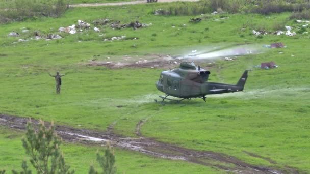 Sloven Hava Kuvvetleri 'nden Helikopter Agusta Bell 412, ağır çekimde havalanacak. — Stok video