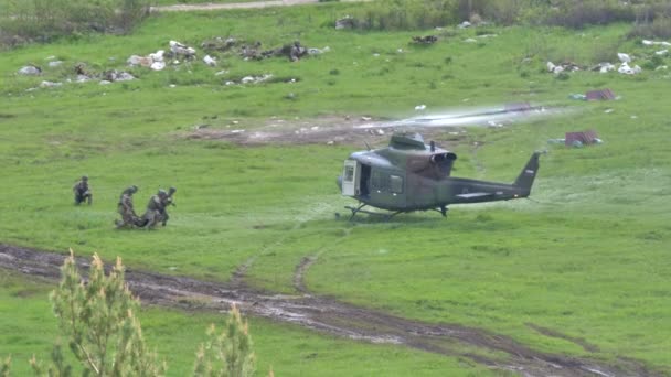 Yaralı birini Agusta Bell 412 'ye taşıyan askerler. Slovenya Hava Kuvvetlerinin Kurtarma Görevi — Stok video