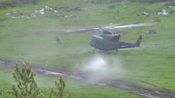 Agusta bell 412 de l'armée de l'air slovène sur le terrain avec hélices tournantes. Fumée qui monte devant — Video