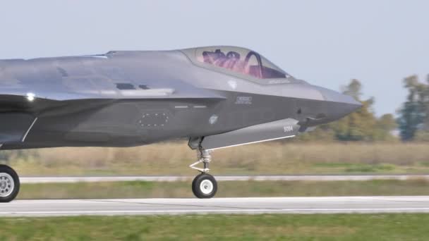 F-35 JSF Joint Strike Fighter stealth straalvliegtuig in een militaire luchtmachtbasis — Stockvideo