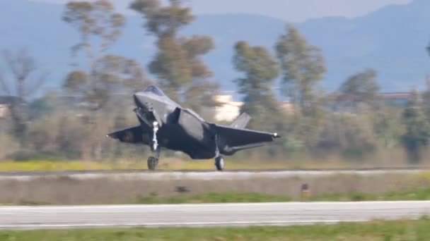 Реактивний винищувач F-35 приземлився на злітно-посадкову смугу військового аеропорту.. — стокове відео