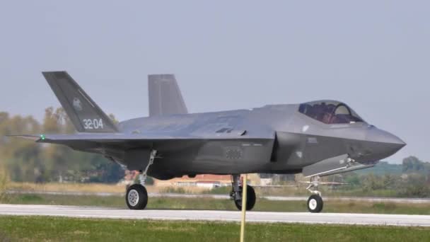 Close view van de piloot in de cockpit van F35 stealth militair straalvliegtuig taxiën — Stockvideo