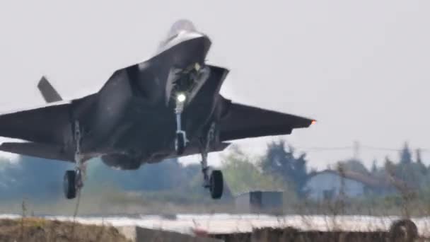 Lockheed Martin F-35 Bliksem II van Italiaanse Luchtmacht landing van dichtbij bekijken — Stockvideo