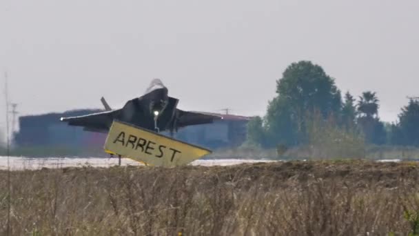 F35 stealth militaire straaljager landing met close-up op de grote motor terug — Stockvideo