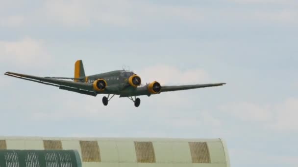 Landning av Junkers Ju 52 Tante Ju av tyska Luftwaffe på flygplatsen. Sjunker ner över den molniga himlen — Stockvideo