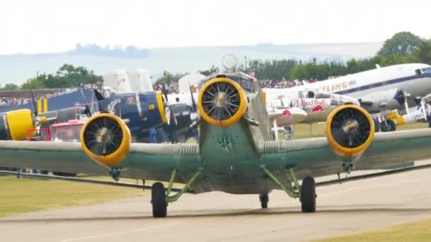 Aus nächster Nähe, dreimotorige Junkers Ju 52 Tante Ju der deutschen Luftwaffe beim Rollen auf der Landebahn — Stockvideo