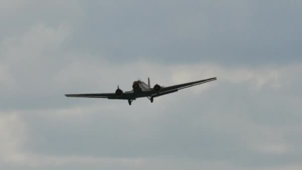 Військовий літак Junkers Ju 52 Tante Ju of German Luftwaffe flight in a overcast day — стокове відео