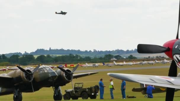 Junkers Ju 52 Tante Ju van de Duitse Luftwaffe cirkelen over de luchthaven — Stockvideo