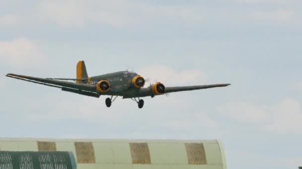 Junkers Ju 52 Tante Ju da Luftwaffe alemã descendo sobre o aeroporto. Fechar a seguir tiro — Vídeo de Stock