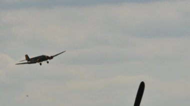  Junkers Ju 52 Tante Ju veya Alman Hava Kuvvetlerinden Demir Annie bulutlu gökyüzüne iniyor.