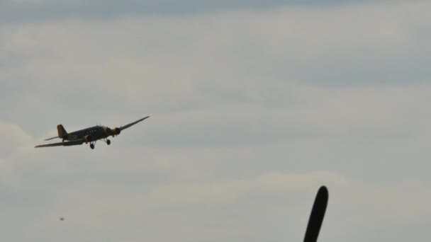 Junkers Ju 52 Tante Ju or Iron Annie of German Luftwaffe descending in the cloudy sky — Stock Video