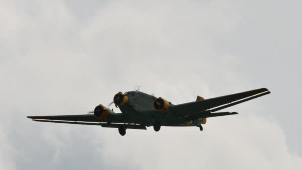 Flug der Junkers Ju 52 Tante Ju der deutschen Luftwaffe über dem bewölkten Himmel — Stockvideo