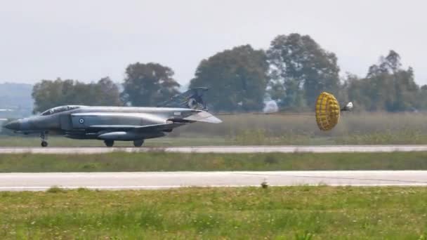 Gevechtsvliegtuig landt door het openen van de parachute in de staart te vertragen — Stockvideo