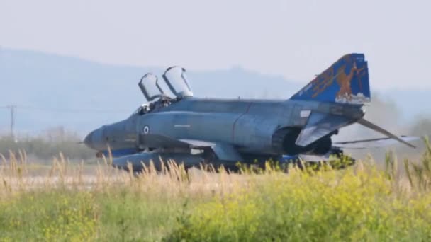 Aviões de combate a jato usados no Vietnã durante os rolos da Guerra Fria na pista — Vídeo de Stock