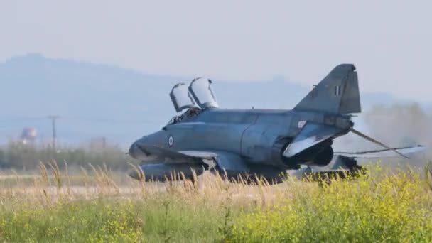 Cold War fighter jet rolls onto the runway with both pilots canopies open — Stock Video