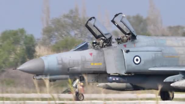 Vue rapprochée du pilote et de l'officier des systèmes d'armes d'un avion de chasse de la guerre froide — Video