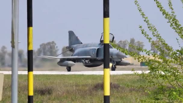Avión de combate militar griego avión rueda con ambos pilotos cabinas abiertas — Vídeos de Stock