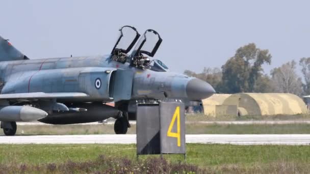 Vista de cerca de la persecución de un avión de combate militar de guerra fría en taxi — Vídeos de Stock