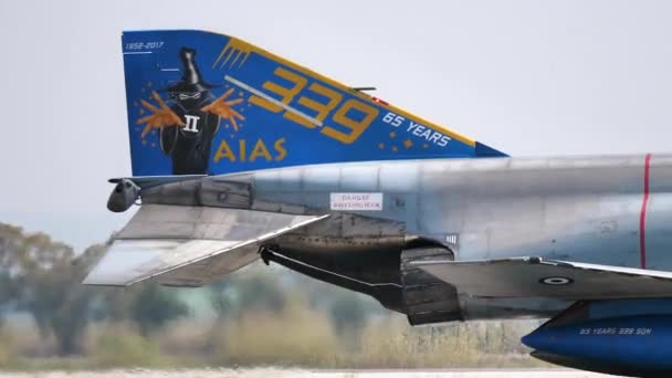 Special painted tail with the icon of a phantom of a supersonic fighter jet — Stock Video