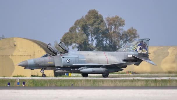 Vista lateral de uma aeronave de combate da OTAN com pilotos militares no cockpit — Vídeo de Stock