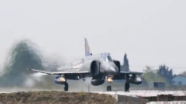 Supersonische jet interceptor met geschilderde staart stijgt op met volle naverbrander — Stockvideo