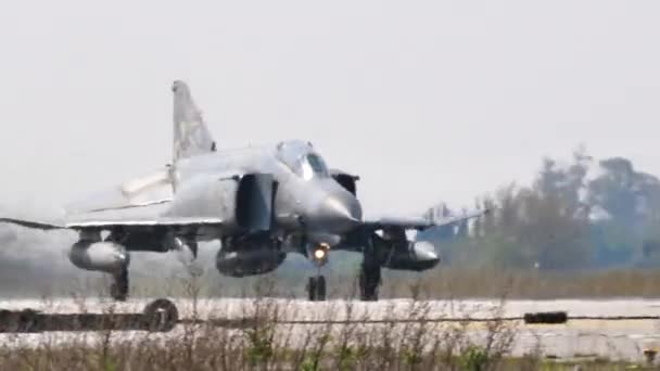 Vista de primer plano frontal de un despegue del interceptor de un avión de combate supersónico — Vídeo de stock