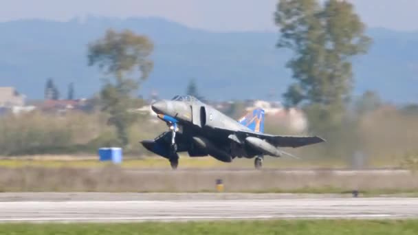 Interceptor de jet supersónico y cazabombardero despega con postquemador completo — Vídeo de stock