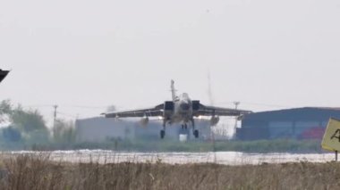 Panavia Tornado IDS avcı uçağı itiş tersine çeviricilerle iniyor.