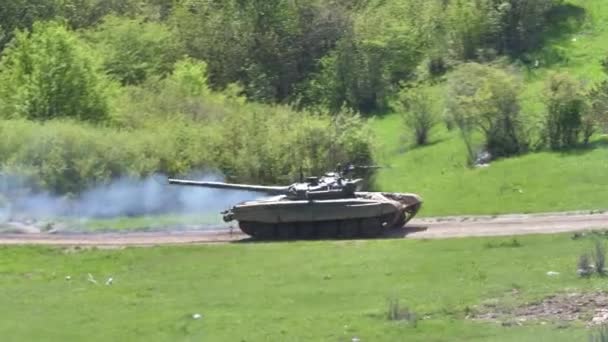 Guerra fría soviético T-72 tanque de conducción en la colina dejando humo detrás. Seguir tiro — Vídeo de stock