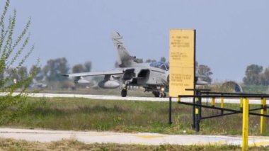 Füzeler ve harici yakıt tanklarıyla donatılmış savaş uçağı.