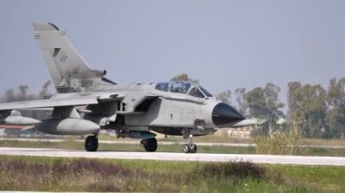 Savaşçı bombardıman uçağı jet uçağı, değişken kanat taksisiyle...