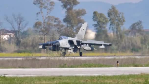 戦闘機の爆撃機ジェットは、抽出されたエアブレーキで着陸後速度を遅くする — ストック動画
