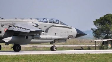 Soğuk savaş taksisinden askeri havaalanına giden savaş uçağı bombacısı.