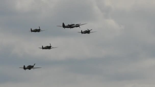 Avion bombardier de la Seconde Guerre mondiale escorté en vol par quatre chasseurs — Video