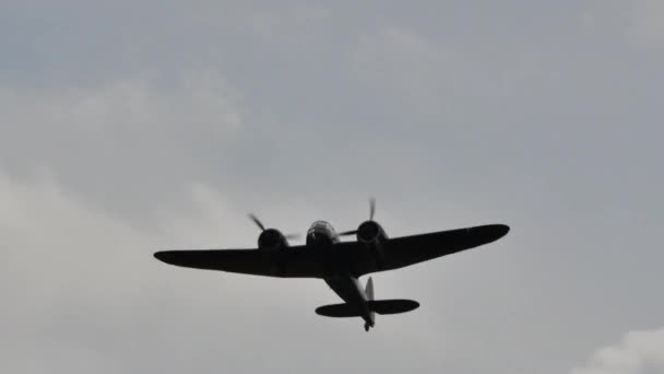 Perfil negro de un avión bombardero de época de la Segunda Guerra Mundial con motores de doble hélice — Vídeo de stock